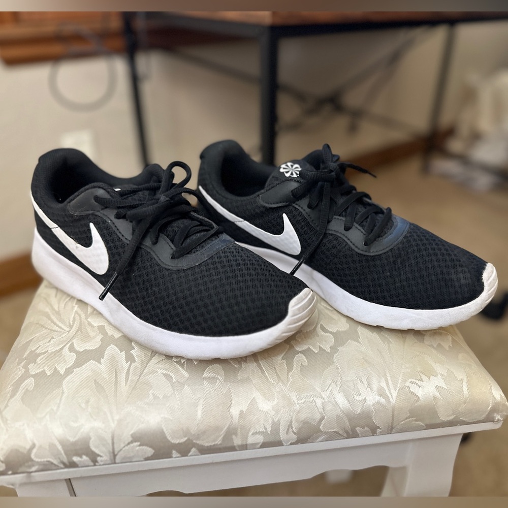 Women’s Nike Tanjun shoes - Size 9